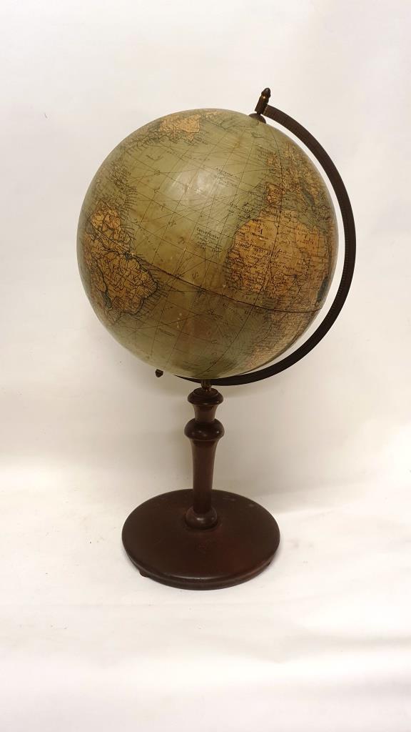 Globus på træfod – Antik og Gamle Møbler